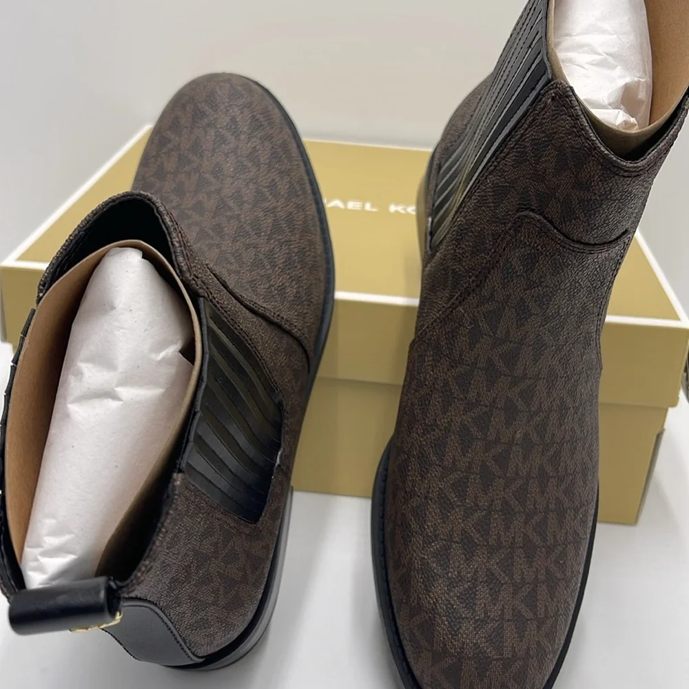 Michael Kors ELLA FLAT BOOTIE MK SIG SM
49F4ELFE5B
BROWN - Picture 12 of 16